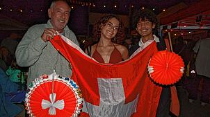 Maria und Pedro aus Brasilien gefällt es bei der 1.-August-Feier ebenso gut wie diesem Mann aus badisch Rheinfelden.
