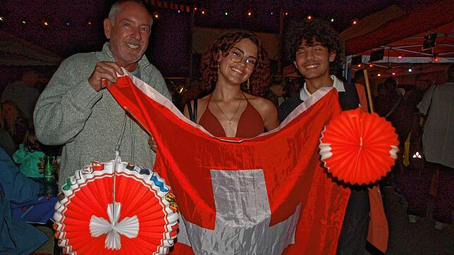 Maria und Pedro aus Brasilien gefällt es bei der 1.-August-Feier ebenso gut wie diesem Mann aus badisch Rheinfelden.