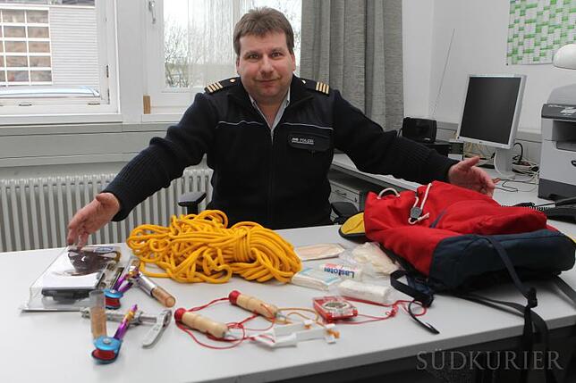 Mario Schindler von der Wasserschutzpolizei zeigt den Inhalt des Eisrucksacks. Welche Funktionen welche Utensilien haben, erklärt er ...