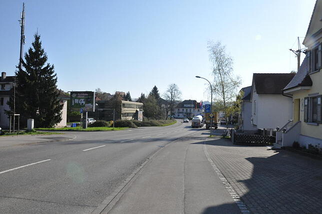 Die Goethestraße heute: Es gibt relativ wenig Grün, der Gehweg grenzt direkt an die Fahrbahn für die Autos an.