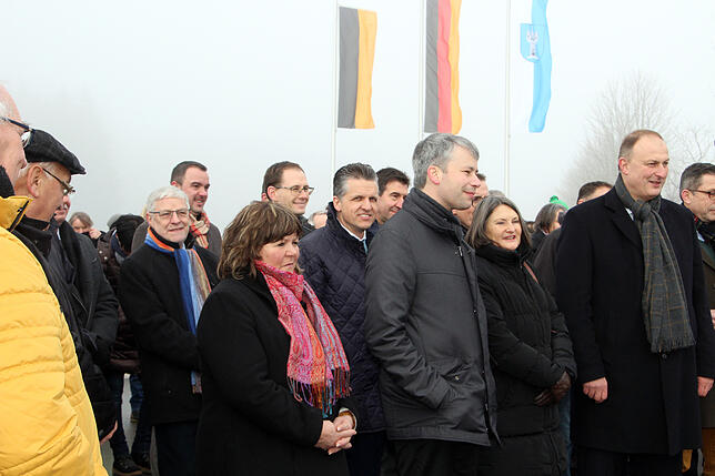 Zur offiziellen Übergabe der Ortsumfahurng Behla kommt auch Blumberg Bürgermeister Markus Keller (hinten links), vor ihm Hüfingens ...