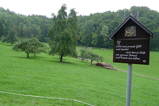 Der 6,7 Kilometer lange Rundweg beginnt am Parkplatz des Tschasarteter Platzes in Wittenhofen und ist in etwas eineinhalb Stunden erwandert.