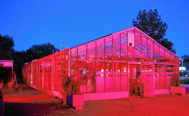 Das rot illuminierte Glashaus am Montagabend.