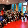 Schülerinnen und Schüler des Teams 5 Grün freuen sich mit ihrer Musiklehrerin Susanne Pantel (hinten) über die neuen Instrumente und ...