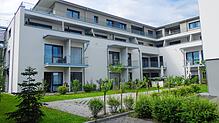 Das soziale Projekt „Pfarrwiese“ beherbergt zwei Pflegewohngemeinschaften, eine für Menschen mit Demenz. Bild: Marie-Christin Spitznagel