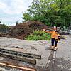 Hier zeigt Bauhofleiter Berthold Leiber wo die neue Kaltlagerhalle für den Bauhof errichtet werden soll. Das Projekt wird wegen ...