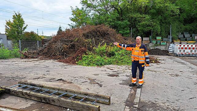 Hier zeigt Bauhofleiter Berthold Leiber wo die neue Kaltlagerhalle für den Bauhof errichtet werden soll. Das Projekt wird wegen ...