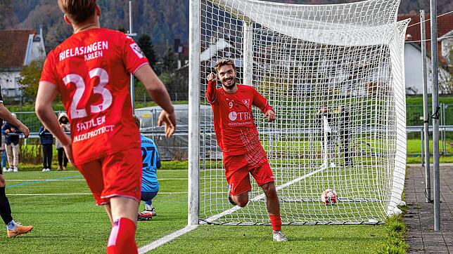 Nico Kunze (rechts) erzielte das 1:0 für den 1. FC Rielasingen-Arlen, der aber das zwischenzeitliche 2:0 beim 2:2 gegen den Freiburger ...
