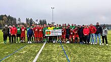 „Gute Besserung Patrick.“ Die Teams des FC Kappel und der SG Mönchweiler/Peterzell halten ein Transparent vor einer Partie Anfang November.