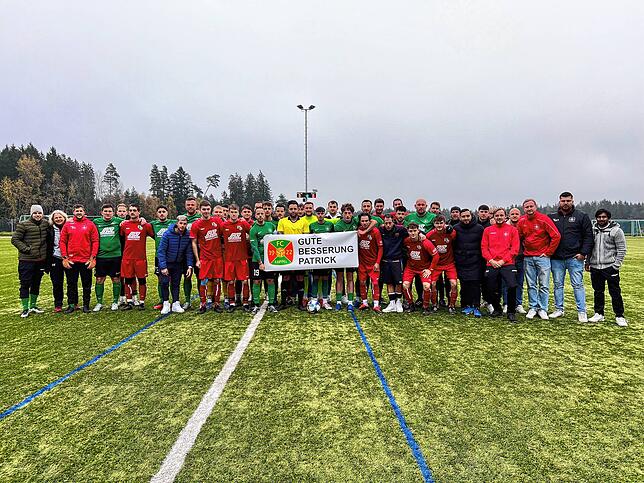 „Gute Besserung Patrick.“ Die Teams des FC Kappel und der SG Mönchweiler/Peterzell halten ein Transparent vor einer Partie Anfang November.