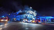 In Lauchringen brennt es in der Neujahrsnacht. Die Feuerwehr ist schnell vor Ort und kann Schlimmeres verhindern.