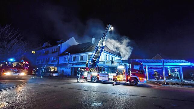 In Lauchringen brennt es in der Neujahrsnacht. Die Feuerwehr ist schnell vor Ort und kann Schlimmeres verhindern.