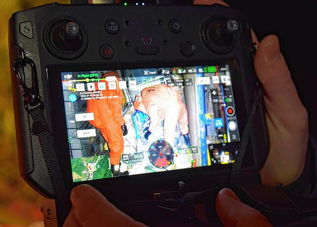 Das Livevideo der Drohne auf einem kleinen Monitor. So konnten die Einsatzkräfte verfolgen, was die Kollegen im Anhänger machten.