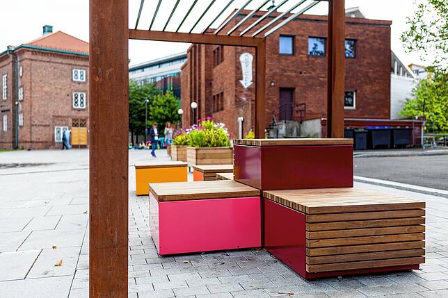 Die teils bunten, teils rostfarbenen Quader in Holz-/Metallkombination sind modular. Sie können beliebig angeordnet und ohne Aufwand ...