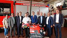 Sie freuen sich über das neue Feuerwehrgerät. Bei der Übergabe dabei sind Vertreter der Stadtverwaltung, der Feuerwehr und von BGV. Die ...