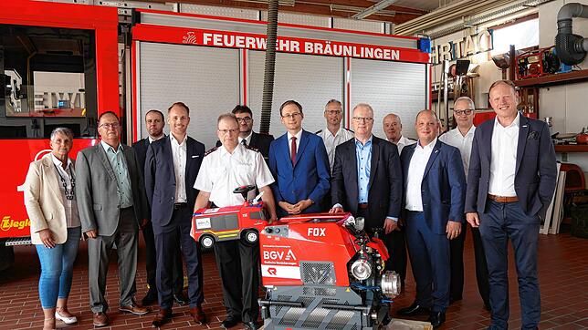Sie freuen sich über das neue Feuerwehrgerät. Bei der Übergabe dabei sind Vertreter der Stadtverwaltung, der Feuerwehr und von BGV. Die ...