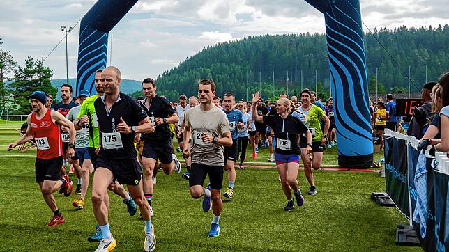 Über 220 Teilnehmer waren beim Schneider-Run in Tennenbronn am Start. Allein beim Hauptlauf waren es 162. Foto: Carina Schmid