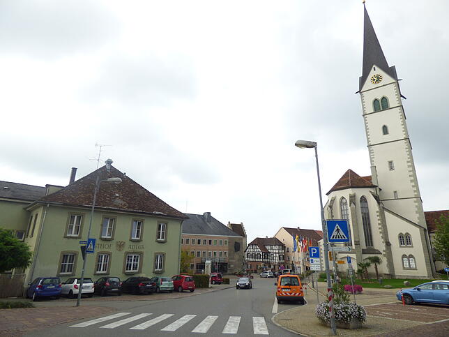 Ein Hotelneubau am jetzigen Rathausstandort würde den gesamten Bereich um Nikolauskirche und Marktstraße aufwerten, sagen die Planer des ...