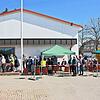 Eine Menschenschlange wartet am 1. April am Eingang der Möslehalle auf Einlass zur Corona-Schutzimpfung. Hier werden am Freitag 500 ...