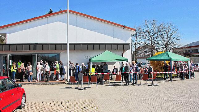 Eine Menschenschlange wartet am 1. April am Eingang der Möslehalle auf Einlass zur Corona-Schutzimpfung. Hier werden am Freitag 500 ...