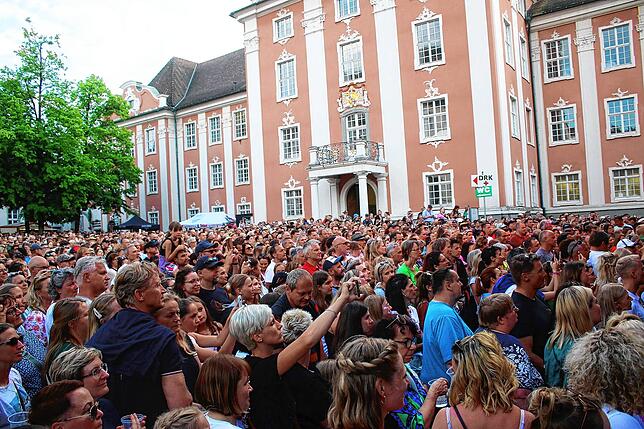 Der Schlossplatz in Meersburg ist zum Auftritt von Sarah Connor und Support-Künstlerin Zoe Wees voll besetzt.