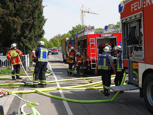 Die Singener Feuerwehr war mit rund 100 Einsatzkräften und 20 Fahrzeugen vor Ort. Was das Feuer verursacht hat, war am Sonntag noch ...