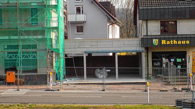 Im Verbindungsbau vom Ärztehaus zum Rathaus ist künftig der Haupteingang zum Rathaus. Rechts ist der jetzige Eingang zu sehen.