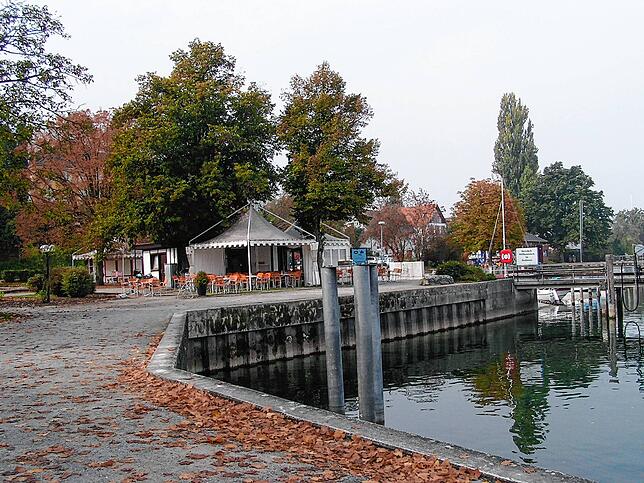 Der Hafen in Bodman im Oktober 2007. Der Kiosk stand damals auf dem Hafenvorplatz.