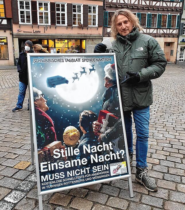 Freund und Helfer: Der Musiker Dieter Thomas Kuhn unterstützt die Aktion tatkräftig, gemeinsam mit Bandmitglied und Grafiker Philipp ...