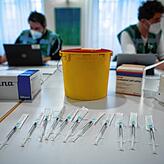 Spritzen mit dem Corona-Impfstoff von Biontech/Pfizer werden für die Impfung in einem Alten- und Pflegeheim vorbereitet.