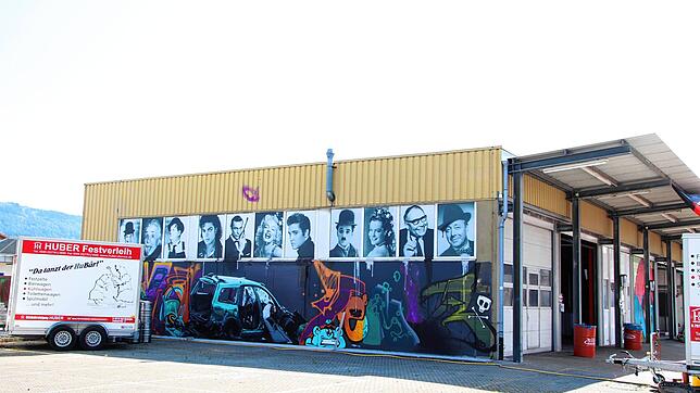 Von außen hat Elmar Huber die Halle von Graffiti-Künstlern aus Deutschland und der Schweiz verschönern lassen.