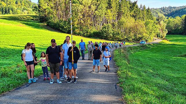 Die Strecke der Wallfahrt im vergangenen Jahr führte von Opferdingen nach Achdorf. Die  Ministranten gehen mit dem Kreuz voraus. ...