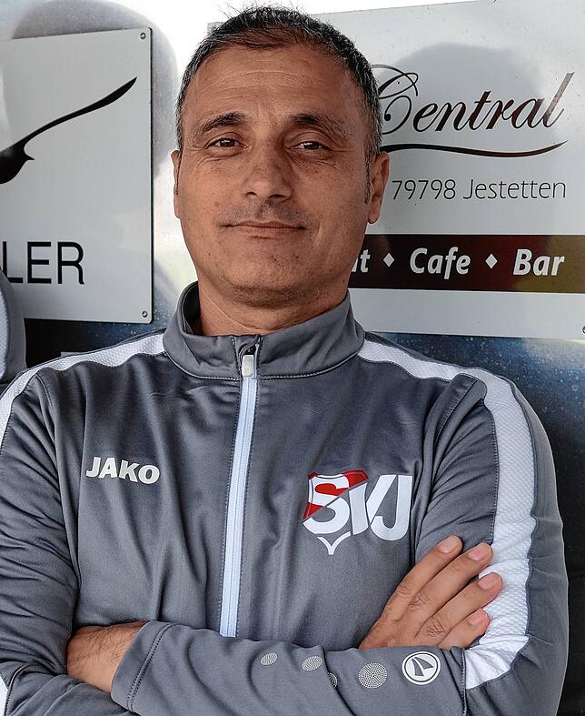Ratlos: Nach dem 2:5 gegen den FC Schlüchttal und damit fünf Pleiten zum Saisonstart hat Trainer Jasmin Muric vom SV Jestetten das ...