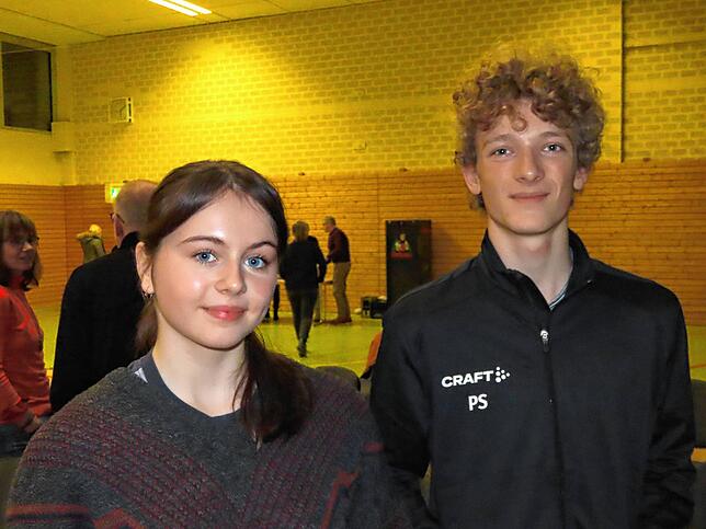 Caroline Wirth und Pepe Schindler sind für ihre sportlichen Leistungen von der Wallbacher Ortsverwaltung ausgezeichnet worden. Lara ...