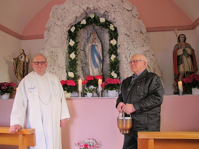 Der langjährige Ortspfarrer von Schwenningen, Hartheim und Heinstetten, Hans Locher, zelebrierte auf Wunsch der Schönfeld-Bewohner die ...