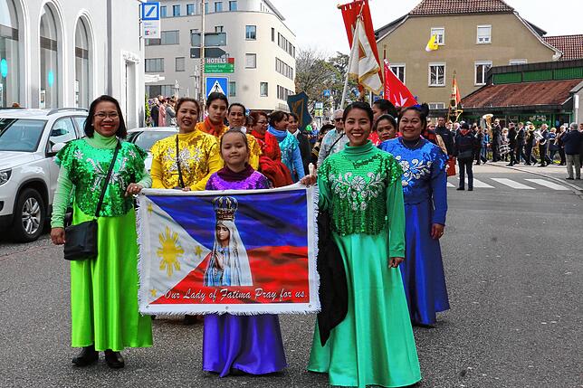 Die philippinische Mission präsentiert ihre Heimattracht.