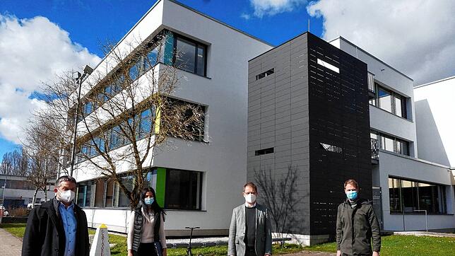 Vor dem neu angestrichenen Hauptgebäude des Klettgau-Gymnasiums Tiengen (Süd-Ost-Ansicht) und dem neu errichteten Fluchttreppenturm ...