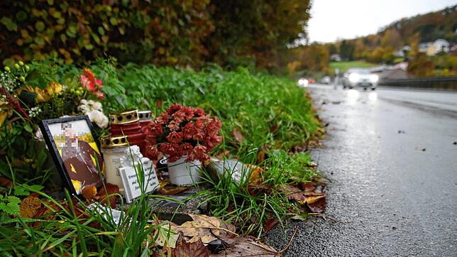 Am Straßenrand zwischen Hindelwangen und Zizenhausen haben die Angehörigen des tödlich verunglückten 24-Jährigen eine Gedenkstelle ...