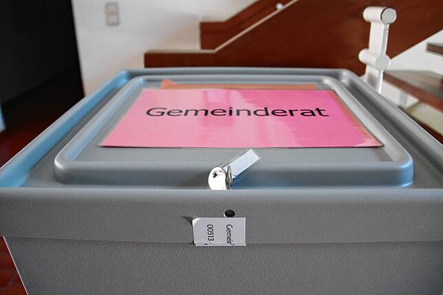 In dieser Wahlurne landen die Stimmen für den Gemeinderat.