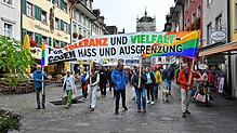 Etwa 60 Teilnehmer nahmen an der Kundgebung „Für Toleranz und Vielfalt – Gegen Hass und Ausgrenzung“ teil. Im Bild rechts in ...