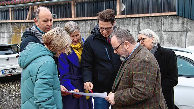 Ein Blick in die Karte: Bei diesem Vor-Ort Termin im Januar versprachen Christian Jung, Verkehrspolitischer Sprecher der FDP-Fraktion im ...