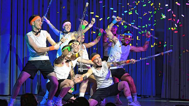 Voller Schwung: Unglaublich gekonnt und närrisch-spaßig inszenieren diese Männer eine Tanzshow auf der Narrenbühne in der ...