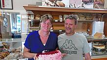 In der hauseigenen Bäckerei entsteht alles in Handarbeit. Anita und Klaus Sohm vom Cafe an der Donau haben vor 20 Jahren ihren Traum ...