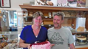 In der hauseigenen Bäckerei entsteht alles in Handarbeit. Anita und Klaus Sohm vom Cafe an der Donau haben vor 20 Jahren ihren Traum ...