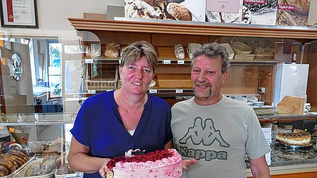 In der hauseigenen Bäckerei entsteht alles in Handarbeit. Anita und Klaus Sohm vom Cafe an der Donau haben vor 20 Jahren ihren Traum ...