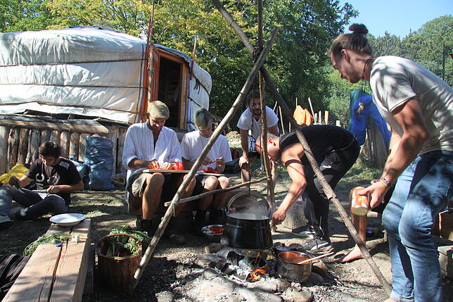 Kochen am Lagerfeuer vor der Jurte gehörte zum Programm im "oberschwäbischen Dschungelcamp", das die Häfler Streetworker zusammen mit ...