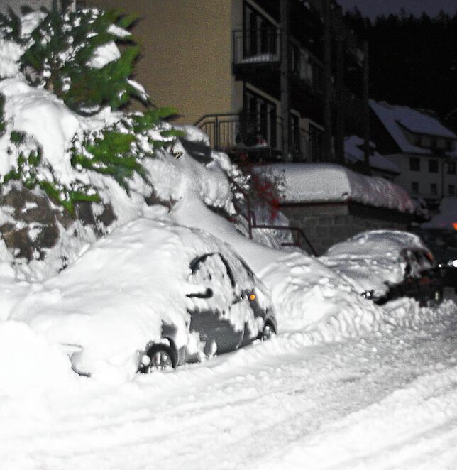 Ein Hindernis für einen reibungslosen Ablauf des Räumdienstes sind am Straßenrand geparkte und komplett zugeschneite Autos.