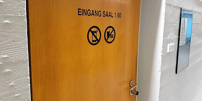Tür zu, Handys draußen lassen – die Öffentlichkeit ist in dem Prozess zwar zugelassen, wird aber zeitweise hinausgeschickt. Foto- ...