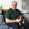 Tierfreund Markus Krämer hat vier Fellnasen adoptiert, darunter Karl den Dackel. Alle kommen aus dem Tierschutz oder Tierheim.