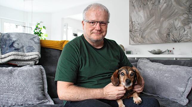 Tierfreund Markus Krämer hat vier Fellnasen adoptiert, darunter Karl den Dackel. Alle kommen aus dem Tierschutz oder Tierheim.